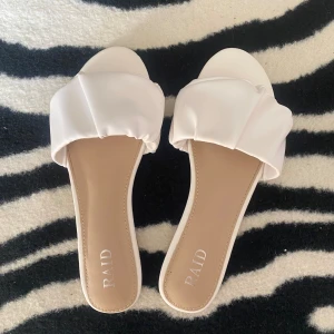 Sandaler - SJUKT snygga sandaler som är använda en gång (är lite smutsiga och slitna på baksidan) som inte kommer till användning något mera. Passar perfekt nu i sommaren, men även till finare tillfällen💗🥿 Är i storlek 40 och sitter åt väldigt bra!