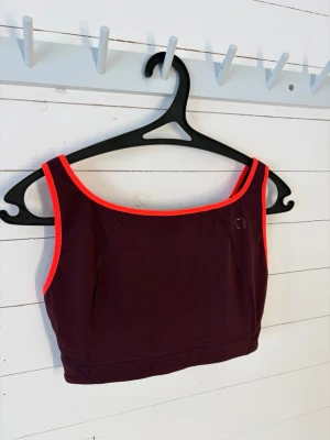 Vinröd sport-bh från Kari Traa - Sport- bh i väldigt fint skick från Kari Traa. Den är i storlek 80E och den är utan inlägg.                                                       Hör gärna av dig om du har någon fråga!