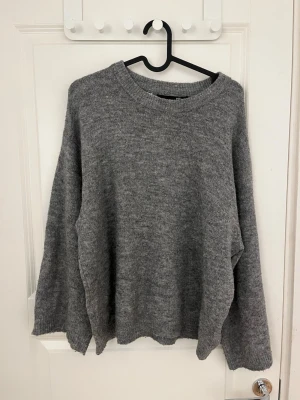 Grå stickad tröja - Så mysig och enkelt att styla.
