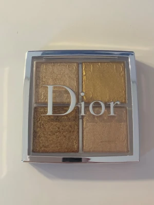 Dior Backstage Glow Face Palette - Dior Backstage Glow Face Palette i nyansen 003 Pure Gold. Paletten innehåller fyra highlighters i metallic och skimrande toner: gul, varm guld, platinum och sheer gold. Skicket syns på bilderna och kommer med förpackning, används ej längre men innehåller fortfarande mycket produkt! 