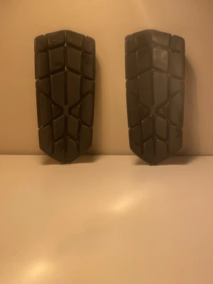 Benskydd Adidas - Benskydd Adidas 12cm längd 9cm bredd