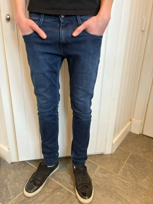 Replay jeans - Tja säljer nu dessa riktigt snygga replay jeansen i storlek 29 32 där nypriset är cirka 1600 kr och modellen är anbass, skick 9/10 vid minsta lilla fundering så är det bara att höra av sig