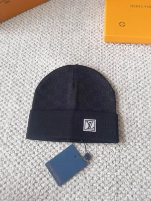 Svart mössa från Loui - Snygg svart mössa från Loui med uppvikt kant och logga framtill.（Mössan har en stilren design och är tillverkad i ett mjukt material som känns bekvämt på huvudet. Perfekt accessoar för att lyfta din outfit.