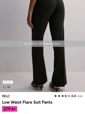 Nelly low waist kostymbyxor - Snygga svarta kostymbyxor från Nelly med låg midja och lite vidare ben. använda fåtal gånger och säljs för de är stora på mig.