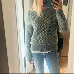 Stickad tröja från &otherstories - Grön stickad tröja från &otherstories, säljer eftersom att den inte kommer till användning💕 Pris kan absolut diskuteras!💗