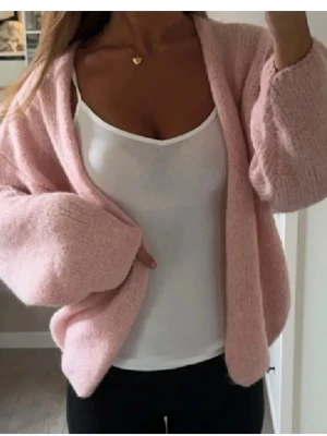 Rosa kofta - Säljer en rosa kofta från Lindex i storlek xs/s. Använder den inte, därför säljs den. Fint skick. Inga defekter. Skulle inte heller säga att den är nopprig🩷🩷