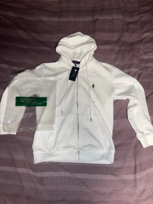 Ralph Lauren Hoodie - Clean vit hoodie från Ralph Lauren. Broderad logga på bröstet.  Helt ny med tags kvar i storlek medium
