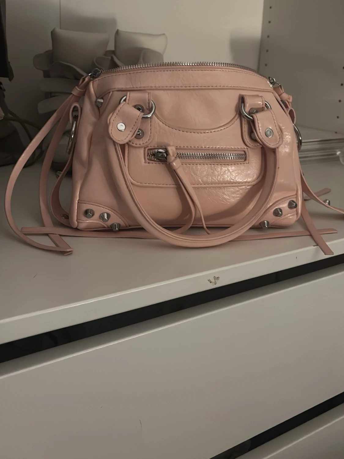 Ljusrosa handväska med silverdetaljer