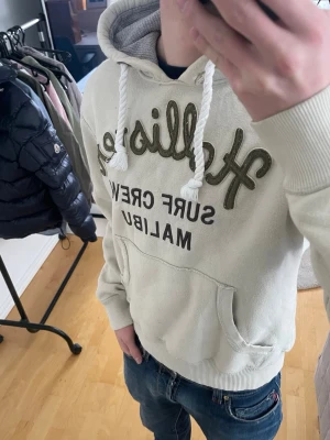 Hollister vintage 2000s Malibu hoodie (Limited edition) - Säljer nu denna sjukt snygga och eftertraktade hoodie från hollister med ett unikt tryck😊 Säljs ej längre i butik och är därför sällsynt 🙌 Storlek L på etiketten men den passar XS-S bättre! Skriv vid funderingar eller prisförslag 📲🤝