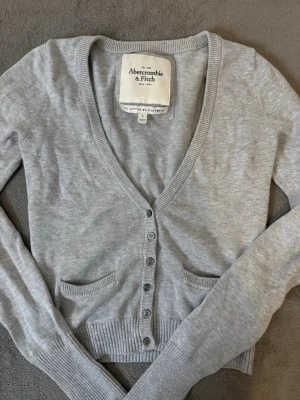 Ljusgrå kofta - Abercrombie & Fitch - Ljusgrå kofta från Abercrombie & Fitch💕