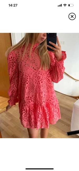 Rosa broderad kortklänning med volang - Superifn slutsåld populär klänning från hm