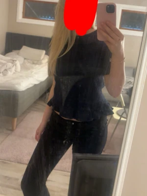 Mörkblå croppad topp med volang - Säljer en mörkblå tröja från gina med spets och en fin passform!! säljer pågrund av att den inte kommit till användning, nästan som ny! skriv om du har funderingar eller vill diskutera pris