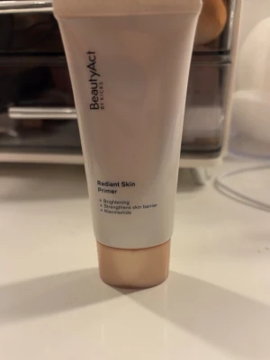 Primer  - En glow primer från beautyact, endast swipad på handen för o se hur glowig den är. 