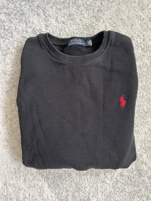 Polo Ralph Lauren Crewneck - Svart Polo Ralph Lauren | Skick 8/10 | Strl S, M passar också | Vårt pris: 499kr | Prutbart pris vid snabb affär | Den är ej solblekt, ljuset får den och se ut som de, kom priv för fler bilder | Hör av er vid intresse eller frågor!🌟