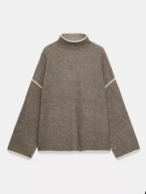 Beige stickad polotopp med vita detaljer - Säljer en eftertraktad topp från Zara!! 🩷🩷🩷 en beige stickad polotopp med vita kontrastsömmar vid hals, ärmar och nederkant. Tröjan har en loose passform och långärmade ärmar, perfekt för att skapa en chill och stilren look. OBS- för snabb leverans välj PostNord! 