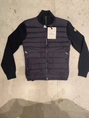 Svart moncler cardigan - Oanvänd moncler cardigan i svart färg storlek M