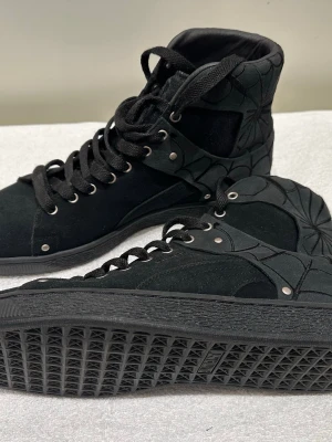 EN NOIR x PUMA - Fina Puma-sneakers i svart mocka Spider Web Design i colab med En Noir. I princip oanvända. Saknar dock lådan. Säljer då de inte passar mina fötter.