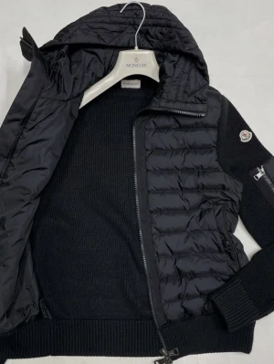 Svart Moncler puffer cardiganjacka - Säljer Moncler cardigan                               Oanvänd                                                              Storlek M                                                                    Nfc på märket funkar                                                Qr koden funkar                                                               Perfekt nu när våren kommer›