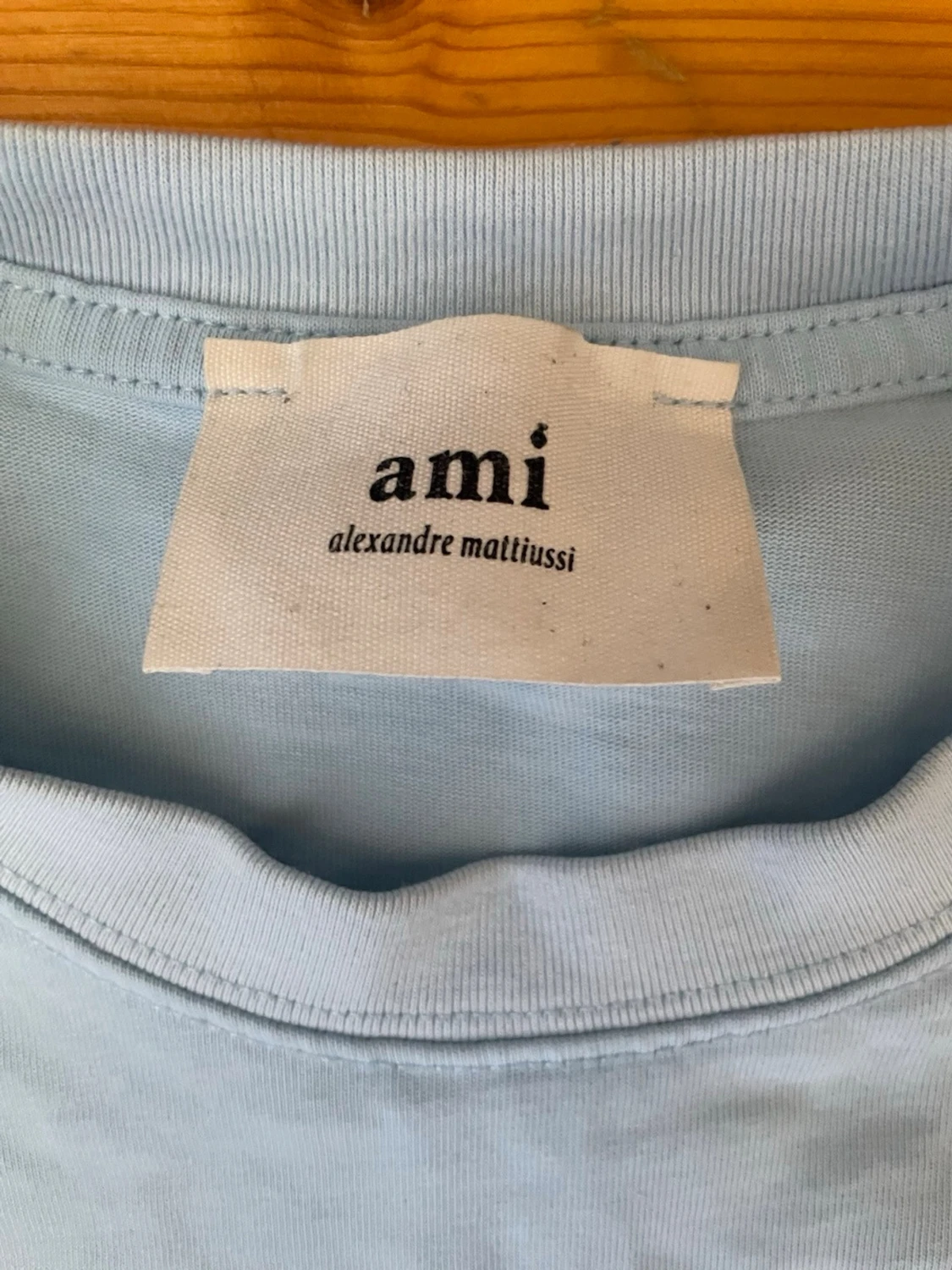 Ljusblå Ami Paris t-shirt med hjärtdetalj - 2