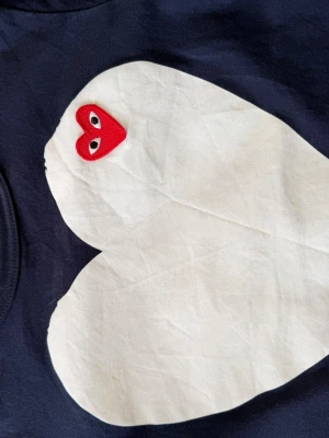 Comme des garçons - Fett commes de garçon tröja perfekt till sommarn