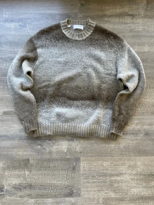 Beige stickad tröja från Selected Homme - Stickad tröja i melerad beige och brun ton från Selected Homme. Använd fåtalet gånger och är i väldigt bra skick. Tröjan köptes in för 750kr! 
