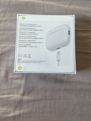 Apple AirPods Pro 2 USB-C MagSafe - Apple AirPods Pro (2:a generationen) med MagSafe-laddningsetui (USB-C). Trådlösa in-ear hörlurar i vit färg med silikontoppar och stilren design. Perfekta för musik, samtal Levereras i originalförpackning.