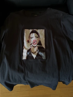 Limitato T-shirt  - Limitato t shirt i bra skick.