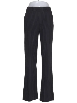 Svarta kostymbyxor med smala ränder - Snygga svarta kostymbyxor med vita smala kritstrecksränder och utsvängda ben. Klassisk midja och rak passform. Perfekta för en stilren look. Materialet känns mjukt och följsamt. Strl 36. Uppsydd för att passa 165 cm