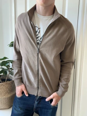 Massimo dutti full zip  - Massimo dutti full zip, Inga defekter förutom två små fläckar som knappt syns! Modellen i bilderna är 180 cm 75 kg och bär Storlek M , Kom med frågor! 🌟 (Kan gå ned i pris vid köp av paket 😉) 