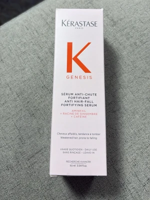 Kérastase Genesis hårserum - Kérastase Genesis Anti Hair-Fall Fortifying Serum är ett leave-in-serum för svagt hår som lätt faller av. Innehåller aminexil, ingefärsrot och koffein. Kommer i en vit och orange förpackning, 90 ml.