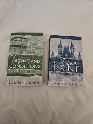 Dreamland Billionaires bokpaket - Två böcker ur serien Dreamland Billionaires av Lauren Asher: 'Terms and Conditions' och 'The Fine Print'. Båda är i väldigt bra skick och endast lästa en gång. Båda böckerna säljs även enskilda på min profil för 80 kr styck.
