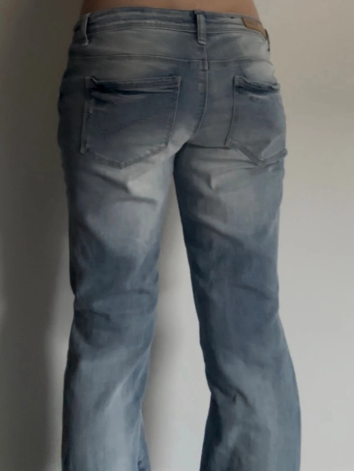 Ljusblå slitna jeans - 1