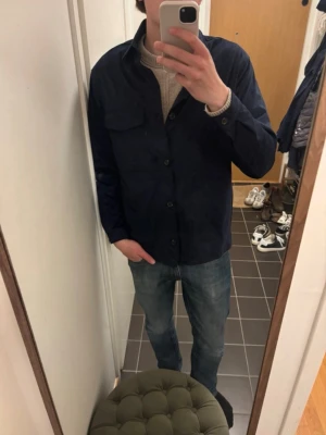 Mörkblå overshirt från Zara - Snygg overshirt från Zara, modellen är 187 väger 75kg. Hör av er vid frågor✨✨