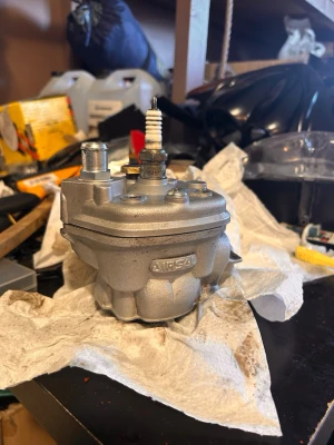 70cc airsal cylinder till am6 - Säljer en cylindertopp från AIRSAL i silverfärgad aluminium med gnista tändstift monterat. Kompakt och robust design, passar till moped eller mindre motorfordon. Perfekt för dig som gillar att meka och vill ha reservdelar till ditt projekt.