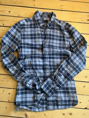 Cubus flanellskjorta  - Fet rutig flanellskjorta från Cubus i storlek S. Slim fit modell. Mycket bra skick. Skriv vid eventuella funderingar😁 fraktar inom 1-2 dagar