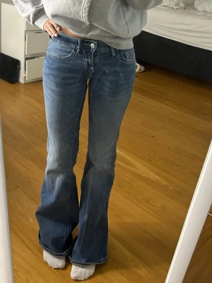 Bootcut jeans Gina Tricot  - Har använts fåtal gånger och kostar egentligen 400kr tror jag. Är i storlek 32