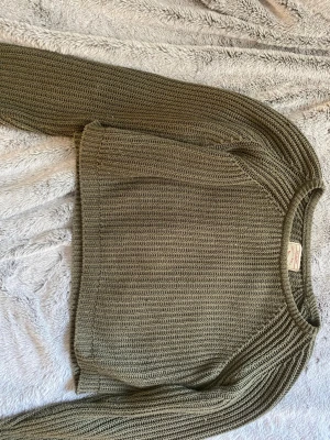 Olivgrön stickad tröja Pull&Bear - En militär/oliv grön stickad tröja, den är väldigt gammal då jag fick den av min mamma, stl M men sitter som S. 