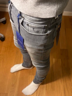 Jacob Cohën Bard Jeans - Jacob Cohën Bard Jeans | Modell: Bard | Slim fit | Skick: helt nya | Nypris: 5499+ kr | Storlek: W28 | Hör av dig vid minsta fundering eller fråga 📦