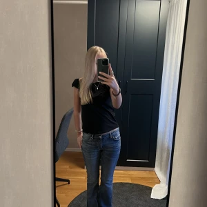 Supersöt svart topp - Supersöt topp med en fin detalj i tyget högst upp på framsidan! 🩷🩷
