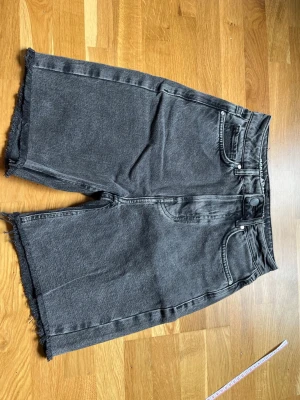 Never denim jeansshorts.  - Helt nya jeansshorts från never denim/bikbok. Strl xs. Midjemått tvärsöver ca 30 cm. Aldrig använda. 
