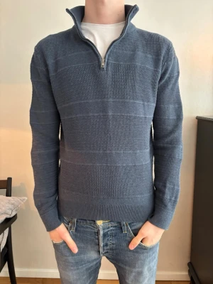 Blå stickad tröja med half zip från Dressmann - Säljer en riktigt fet stickad halfzip tröja från Dressmann. Jag säljer den för endast 299kr! Skriv om du har några funderingar.