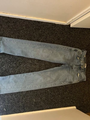 Ljusblå Jack and Jones jeans - Modellen är relaxed chris. Dem är i bra skick och passar vem som helst helt enkelt. Skriv om ni har några frågor om dem.