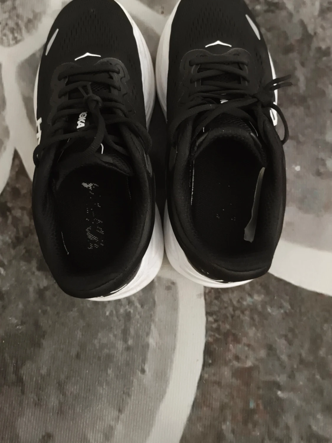 Svarta Hoka sneakers med vit sula - 2