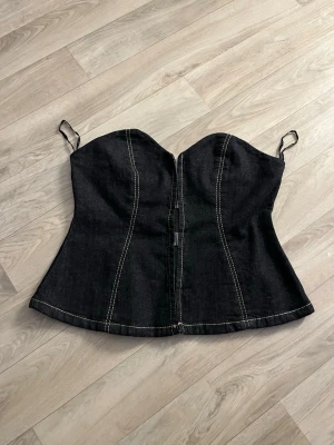 Denim topp - Trendigt linne utan axelband i mörkblå denim från Gina tricot, superfin till sommaren! Katt finns i hemmet