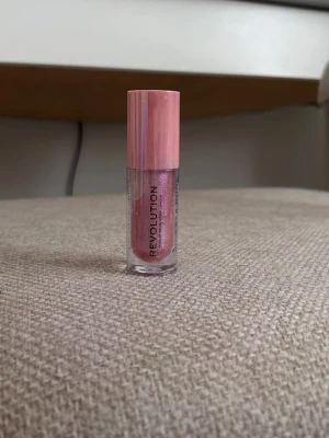 Läppglans - NY - Läppglans i färgen Shimmer bomb. Pris 30kr
