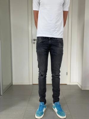 Replay Bronny Jeans - Säljer nu dessa Replay Bronny Jeans med snygga slitningar i populär design, W28 o L32, skriv för fler bilder/frågor🙌🏼