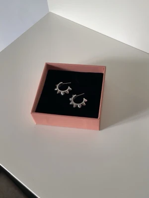 Edblad silver örhängen - Jättefina silvriga örhängen från Edblad i modellen ”Peak”.  Fint skick. Säljer även den matchande ringen i stl S (16.8mm) om man vill köpa båda🤍 Skriv gärna om ni har någon fråga🩷