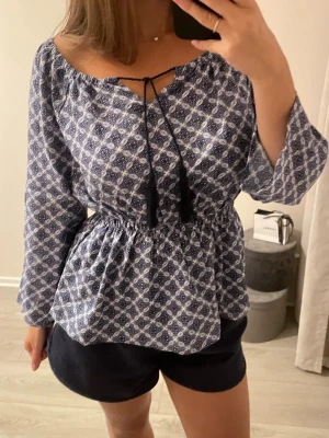 Blus  - Omsydd blus i storlek M från märket Gina benotti. Passar även som S/XS. Tyget är en bomull/viscose blandning vilket känns skönt och luftigt. 