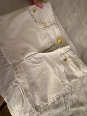 Vit true religion kjol - Vintage true religion kjol som inte går att köpa,storlek W25 inte ens använd prislapp kvar,priset är såklart diskuterbart🩷