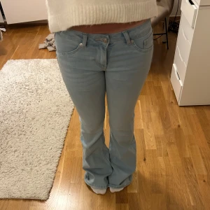 Low waist jeans från hm - Ljusblå low waist jeans från hm. Dom är knappt använda, bra skick! 